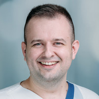 Porträt Ozrenko Tadic, Stationsleitung A52, varisano Klinikum Frankfurt Höchst