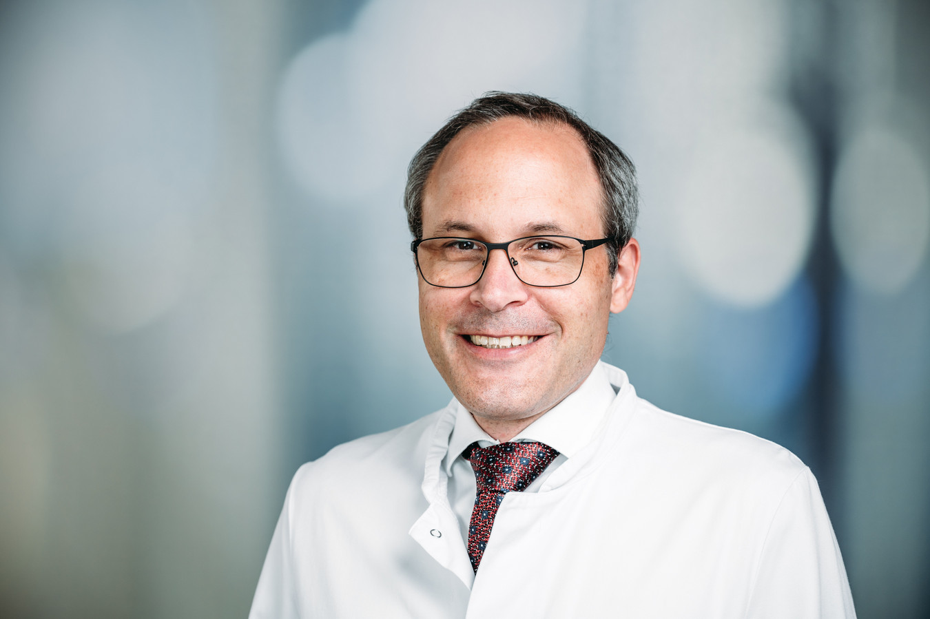 Porträt von freundlich lächelndem Prof. Manner