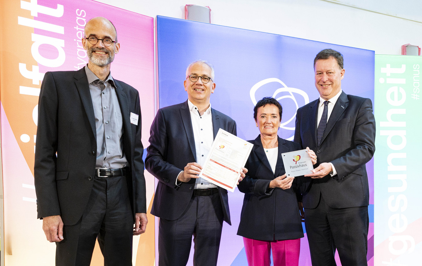 (v.l.) Dr. Jürgen Schnieders, Geschäftsführer Passivhaus Institut, Darmstadt; Tarek Al-Wazir, Hessischer Wirtschaftsminister, Rosemarie Heilig, Dezernentin für Klima, Umwelt und Frauen, Stadt Frankfurt am Main, Martin Menger, Geschäftsführer varisano Kliniken-Frankfurt-Main-Taunus mit dem Zertifikat für das weltweit erste Krankenhaus im Passivhaus-Standard 