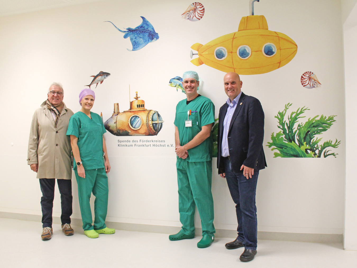 Stolz präsentieren Simone Gies (2.v.l.), Leiterin OP-Management, und Chefarzt Prof. Dr. med. Daniel Chappell (3.v.l.) die bunten Wandmotive im OP-Aufwachraum für Kinder. Harald Hake, stellv. Vorsitzender des Förderkreises (1.v.l.), besuchte kürzlich mit dem Förderkreisvorsitzenden Uwe Serke (4.v.l.) den nun kindgerecht gestalteten Bereich im OP-Trakt des varisano Klinikums Frankfurt Höchst. 