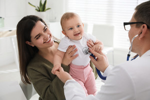 Mutter mit Baby bei einer Untersuchung