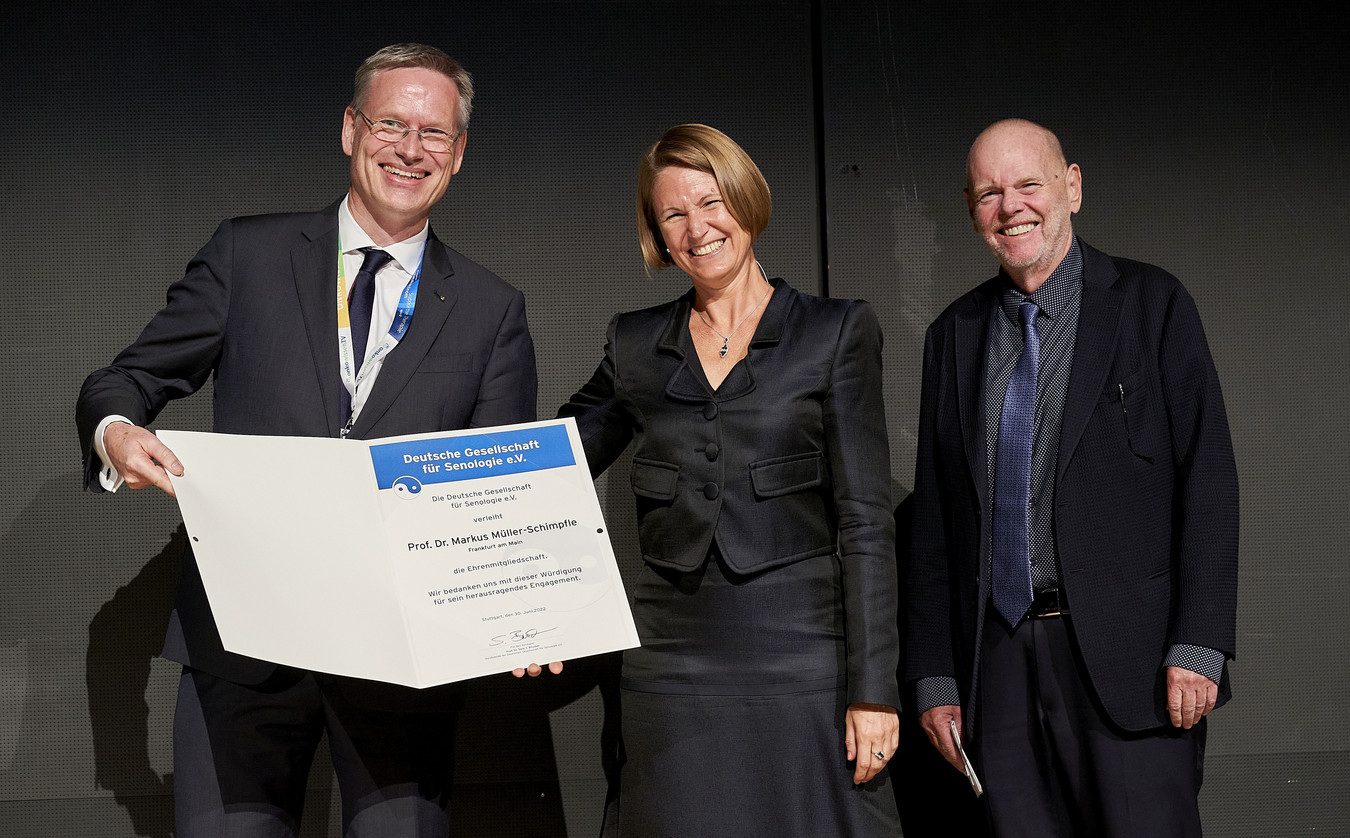 Prof. Dr. med. Markus Müller-Schimpfle (l.i.B.), Chefarzt der Radiologie, Neuroradiologie und Nuklearmedizin am varisano Klinikum Frankfurt Höchst, erhielt die Ehrenmitgliedschaft der Deutschen Gesellschaft für Senologie