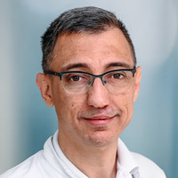 Porträt Dr. med. Rawad Jadeed, Oberarzt Klinik für Hals-Nasen-Ohrenheilkunde, varisano Klinikum Frankfurt Höchst