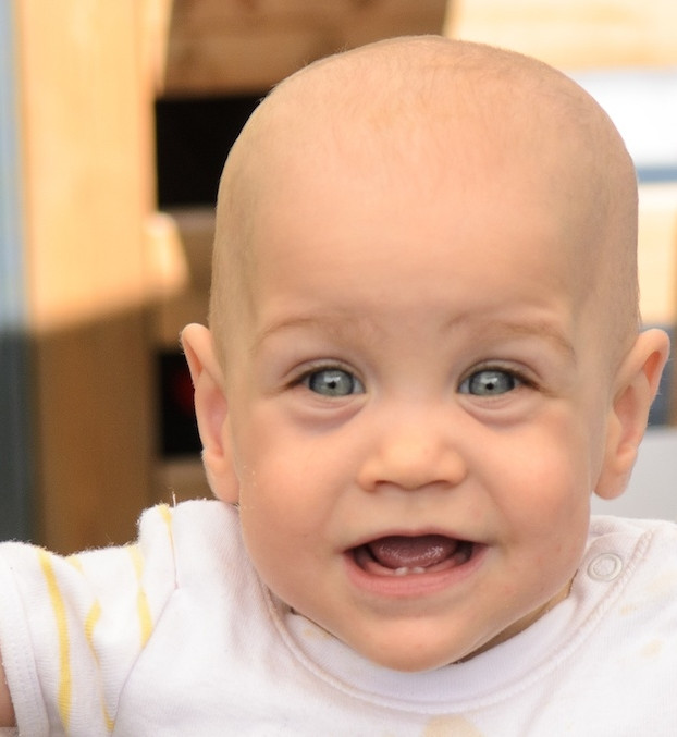Baby winkt und lächelt