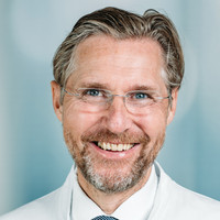 Porträt Prof. Dr. med. Matthias Schwarzbach, Chefarzt Klinik für Allgemein-, Viszeral-, Gefäß- und Thoraxchirurgie, varisano Klinikum Frankfurt Höchst