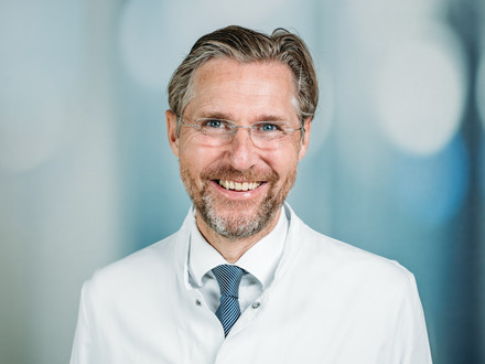 Porträt Prof. Dr. med. Matthias Schwarzbach, Chefarzt Klinik für Allgemein-, Viszeral-, Gefäß- und Thoraxchirurgie, varisano Klinikum Frankfurt Höchst