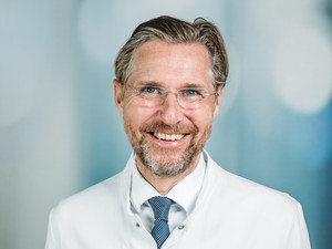 Porträt Prof. Dr. med. Matthias Schwarzbach, Chefarzt Klinik für Allgemein-, Viszeral-, Gefäß- und Thoraxchirurgie, varisano Klinikum Frankfurt Höchst