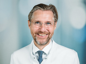 Porträt Prof. Dr. med. Matthias Schwarzbach, Chefarzt Klinik für Allgemein-, Viszeral-, Gefäß- und Thoraxchirurgie, varisano Klinikum Frankfurt Höchst