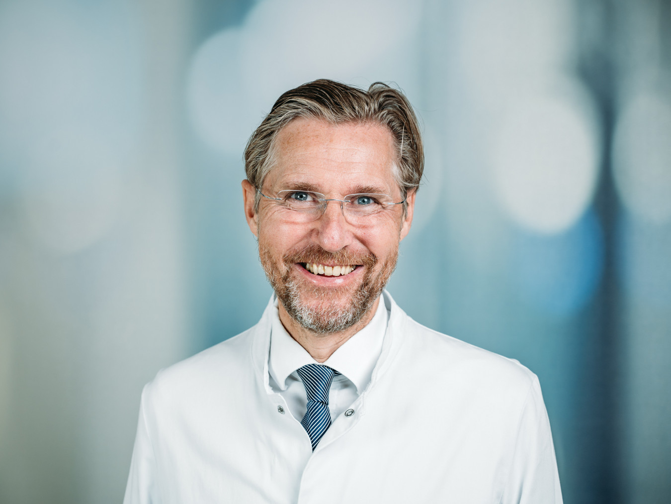 Man sieht das Porträt von Prof. Matthias Schwarzbach