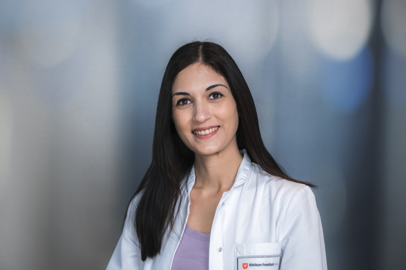 Portrait Dr. med. Farnoush Matzke, Oberärztin Klinik für Neurologie, varisano Klinikum Frankfurt Höchst