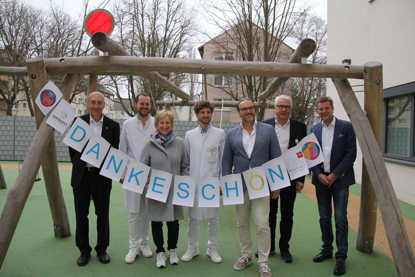 Mitglieder der Kinderhilfestiftung und Mitarbeitende des Klinikums im Rahmen der Dankeschönveranstaltung auf dem Außenspielplatz der Klinik. 