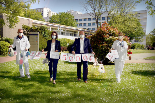 Prof. Dr. med. Lothar Schrod, Chefarzt der Kinderklinik, Irina Hammen, Vonovia Regionalleiterin für Frankfurt Mitte, Förderkreisvorsitzender Uwe Serke sowie Andrea Timmermann, Bereichsleiterin Pflege