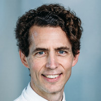 Porträt Prof. Dr. med. Urs Voßmerbäumer, Chefarzt Klinik für Augenheilkunde, varisano Klinikum Frankfurt Höchst