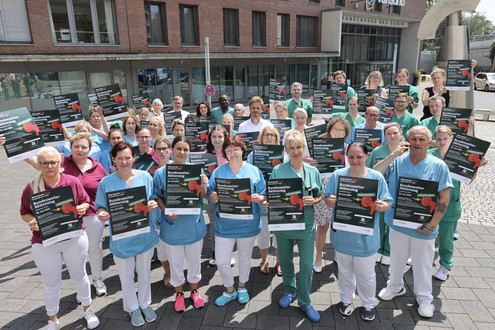 Am varisano Klinikum Bad Soden trafen sich Mitarbeiter:innen zu einer Fotoaktion.