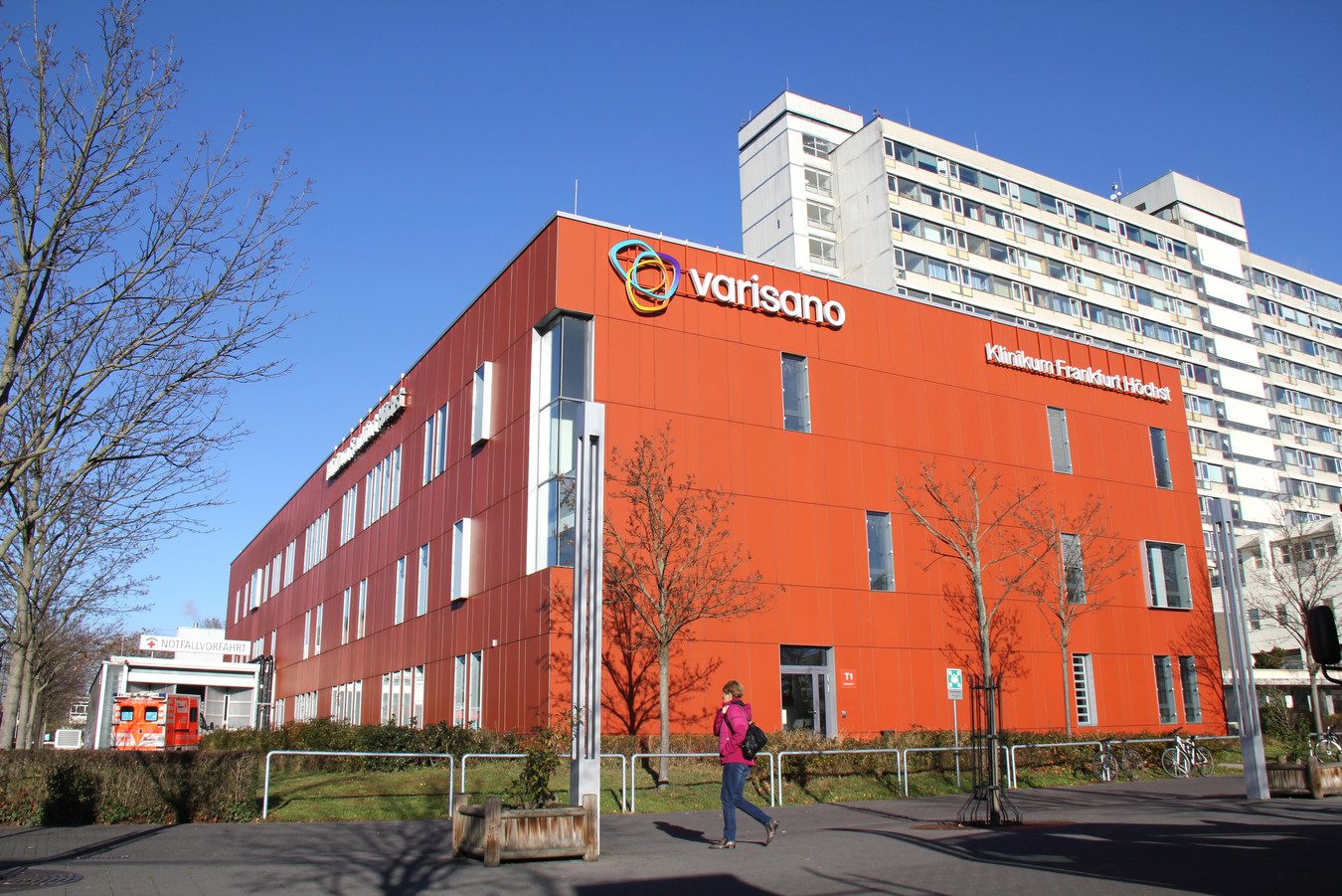 Rotes Gebäude der Notaufnahme mit neuem Markennamen Varisano Klinikum Frankfurt Höchst
