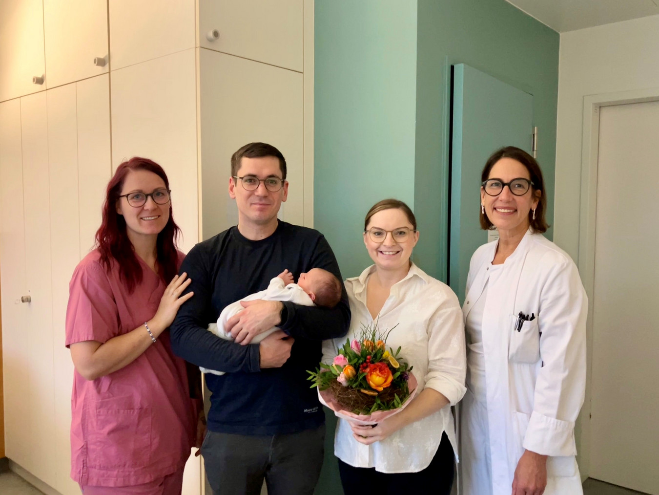 Neujahrsbaby Bad Soden: Hebamme Susann Stüwer-Köhler, Papa Jonathan Wielinski, Mama Agata Krainski und die Chefärztin der Gynäkologischen Klinik Dr. med. Anne Vollmann (v. l. n. r.) freuen sich über die fixe Geburt des kleinen Jakob Thadeus. (Quelle: varisano)